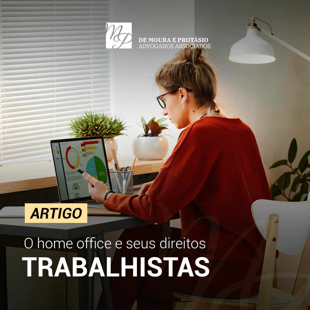 Funcionária trabalhando em home office